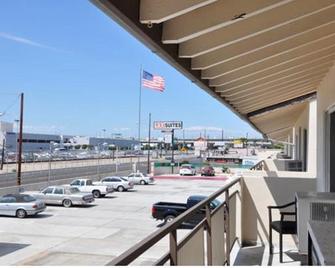 LAX Suites - Los Angeles - Balcony