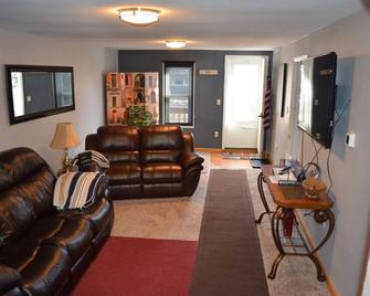 The White House 3 Bedroom home in great location - Sergeant Bluff - Living room