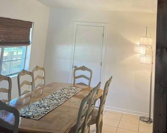 Enjoy a 3B-2B Peaceful Extended Stay Home Near Titusville KSC and Indian River - Mims - Comedor