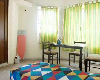 Large Master Bedroom with attached Bathroom, separate kitchen, Hall - מומבאי - חדר שינה