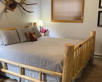 Two Bears Inn Bed & Breakfast - Red Lodge - Bedroom