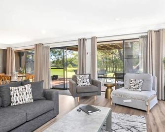 Hitters Paradise Stay Play - Salamander Bay - Wohnzimmer