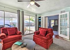 Spacious House Rental 7 Miles to Siesta Key! - Sarasota - Pokój dzienny