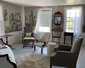 Blissful paradise on 11 acres with lovely views, private beach and tennis court - Wareham - Living room