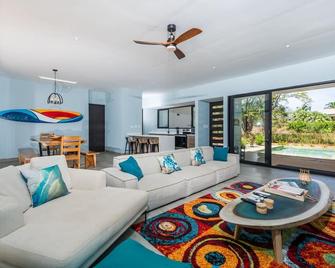 3 BDR Beach House with Pool, sleeps 8 - San José Pinilla - Sala de estar