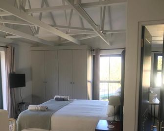 Comfortable Room with Large en suite Bathroom - Franschhoek - Bedroom