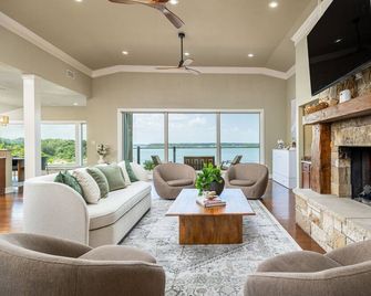 3800sf Lake Front Home, Hot Tub, Next to Boat Ramp and Park, Centrally Located! - Belton - Living room