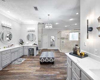 Luxury home on 27 wooded acres with two private lakes in Athens, Texas. - Athens - Kuchyň