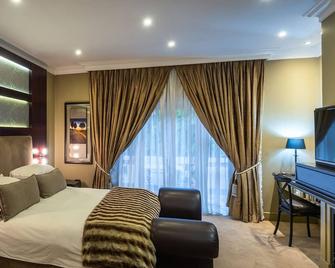10 2nd Avenue Houghton Estate - Johannesburg - Sovrum