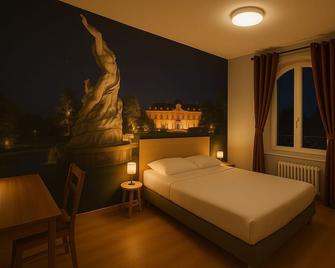 Logis Hôtel du Cirque Troyes centre historique - Troyes - Bedroom