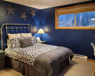 Steps to the Bullet Chair and the Village! Best Location & Private HOT TUB! - Big White - Chambre