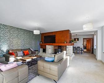 Beautiful Home In Orsan With Heated Swimming Pool - Orsan - Sala de estar
