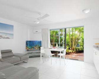 Chez Noosa Resort Motel - Sunshine Beach - Living room