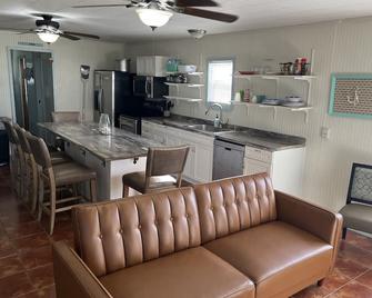 Relax, Refresh, and Renew at Cast Away Cottage - Port Lavaca - Kitchen