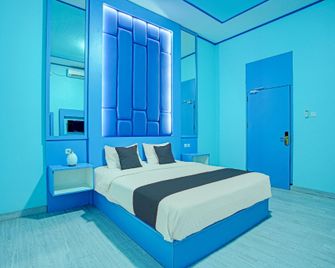 Capital O 92555 Hotel Princessa Syariah - Padang - Schlafzimmer