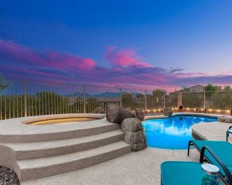 Secluded Luxury Retreat with Heated Pool/Spa, Game Room and Nearby Golf & Hiking - Goodyear - Zwembad