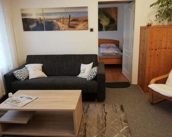 Fewo 2, Dusche, WC, Erdgeschoß/parterre - Ferienwohnung Wall - Altenholz - Wohnzimmer