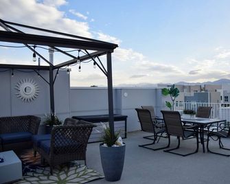 Private rooftop patio on stylish 4 level townhome - West Valley City - Balcony