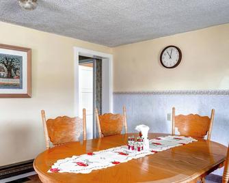 Charming Tropic Home by a Farm Near Bryce Canyon! - Tropic - Dining room