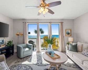 Beachfront Condo 1ST Floor, Private parking,Pickleball two swimming pools. - Laguna Beach - Sala de estar