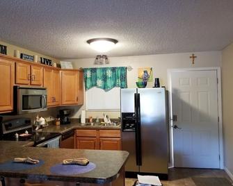 Lakefront Condo 2 Bed 1 Bath - Eldon - Cocina