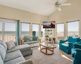 Corner Unit In Low Rise Beachfront Condo! West End Pcb! Sleeps 9! New Carousel And Thomas Donuts - Laguna Beach - Living room