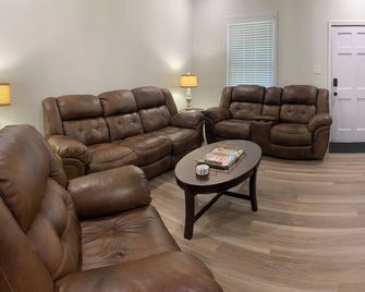 Newly Remodeled 3-BR in heart of Marion - Marion - Olohuone