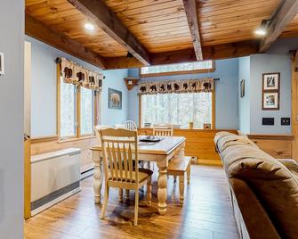 Dog-friendly home with foosball table, deck, grill, wood stove and gas fireplace - Conway - Dining room