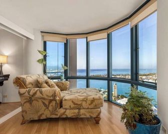 SkyNest - Queens Gambit Penthouse at 66 Queen St - Honolulu - Wohnzimmer