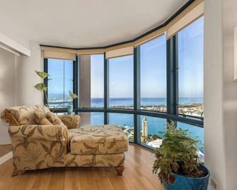 SkyNest - Queens Gambit Penthouse at 66 Queen St - Honolulu - Wohnzimmer