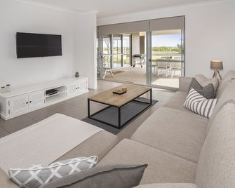 Into The Blue - Busselton - Wohnzimmer