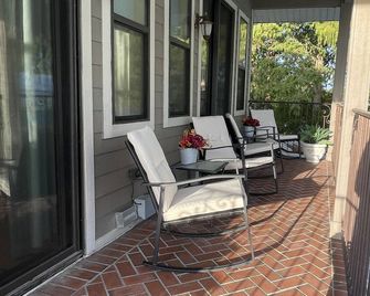 Kalua Lake Loft ! 1 Bedroom - 1.5 Bath Overlooking Lake Dora - Tavares - Balkón