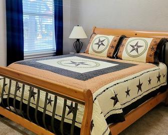 Private Guest House in sought after Colleyville. - Colleyville - Bedroom