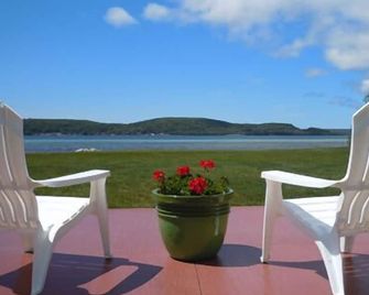 The Beach Inn Motel - Munising - Balcón