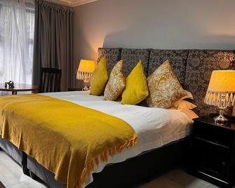 Rabbit Hole Hotel - Krugersdorp - Bedroom