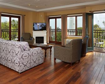 Ocean Inn and Suites - Saint Simons - Living room