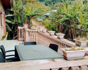 دار ضيافة ميزون دوت لاجيري - موروني - شرفة