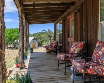 Cozy Chic Cabin on Texas Wine Trail - Stonewall
