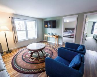 Upscale Moosehead lake Suite downtown Greenville - Greenville - Living room