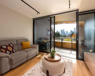 2-bed in South Melbourne w/ Beautiful City Views - Melbourne - Living room