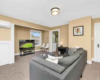 Vintage Westlake Gem in outstanding location! - Seattle - Living room