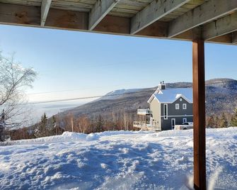 Les Chalets Sympathiques (unité du Bas) - Close to Le Massif de Charlevoix! - L'Isle-aux-Coudres - Balcony