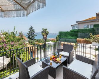 Hillora Hotel Buyukada - Büyükada - Balkon
