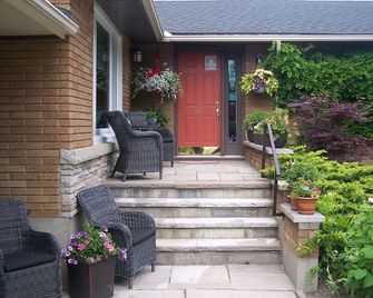 627 أون كينج بيد آند بريكفاست - نياغرا ليك - شرفة مرصوفة