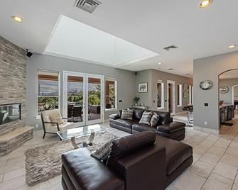 Luxury Modern Estate, Amazing Strip Views! Pool, Spa, Basketball, Game Room - Las Vegas - Sala de estar