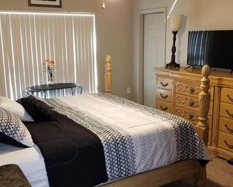Plush Suite -Private Entrance-Kitchen-Bath - Miami - Bedroom