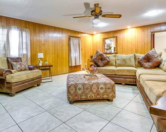 Spacious Little Rock Home with Patio - 9 Mi to Dtwn! - Little Rock - Living room