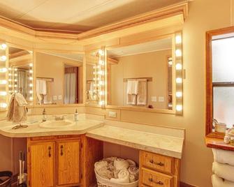 Creekside Cabin with Deck and Views in Panguitch! - Circleville - Bathroom