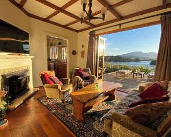 Raglan Farmhouse, Amazing Sunsets from massive deck, Spa & Pool - Raglan - Sala de estar