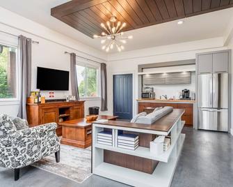 Desirable escape near downtown with firepit, fast WiFi, central AC & kitchenette - Swannanoa - Living room